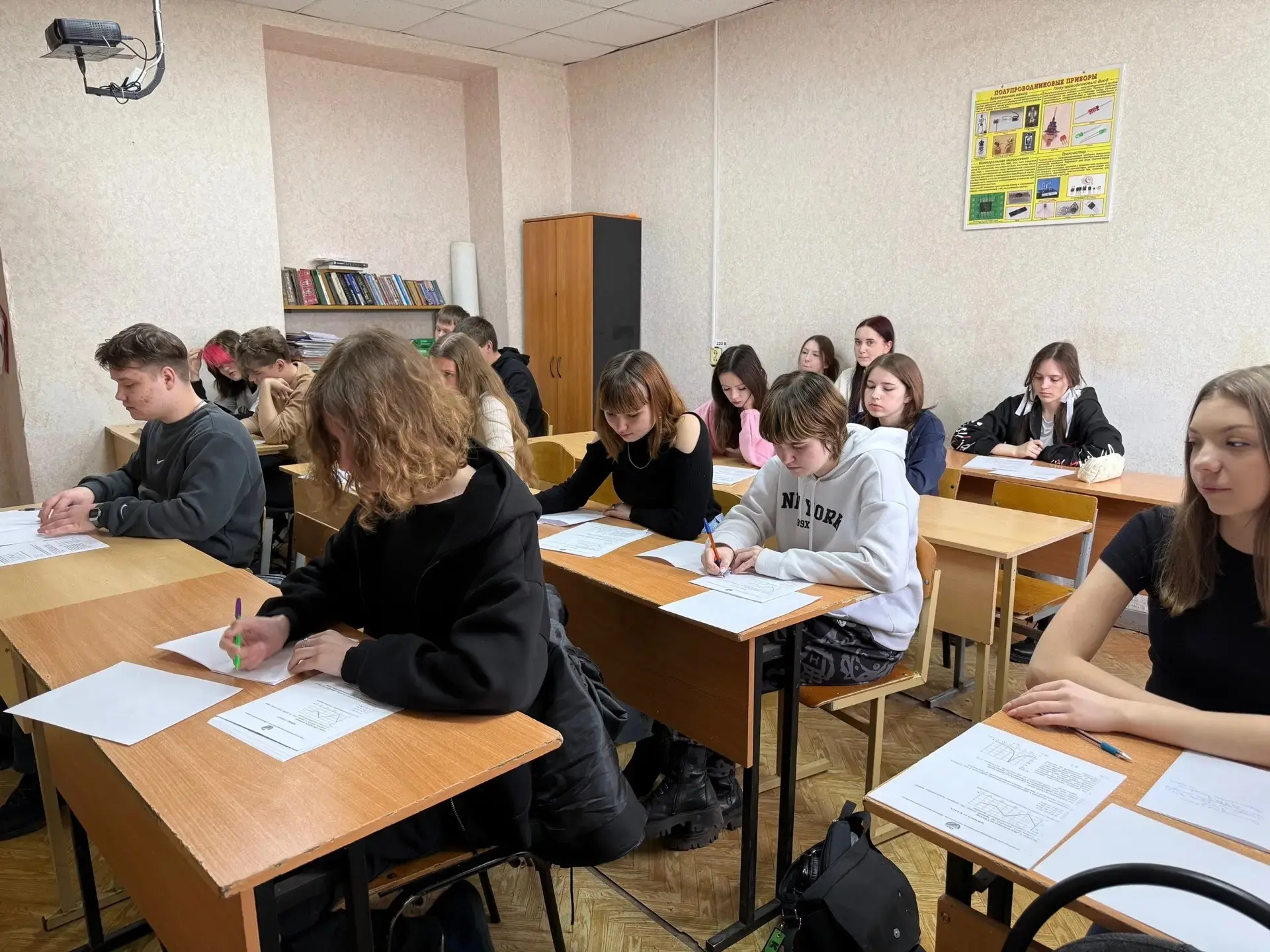Дайджест событий Фестиваля 🛠️   Коротко о том, как прошли три главных события:  ⚡ Олимпиада по физик