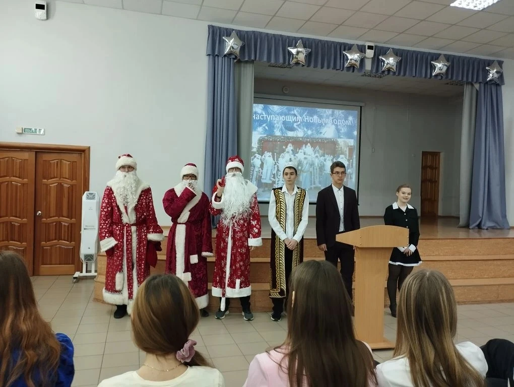 💥 Сегодня на первый урок "Разговоров о важном" к нам в школу заглянули Дед Мороз и Снегурочка🎅  Они 