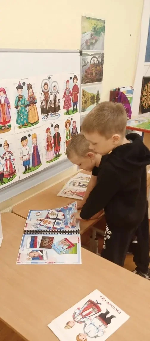 Как в средней группе «Звёздочки» отметили День России: праздник красок и творчества

В средней групп