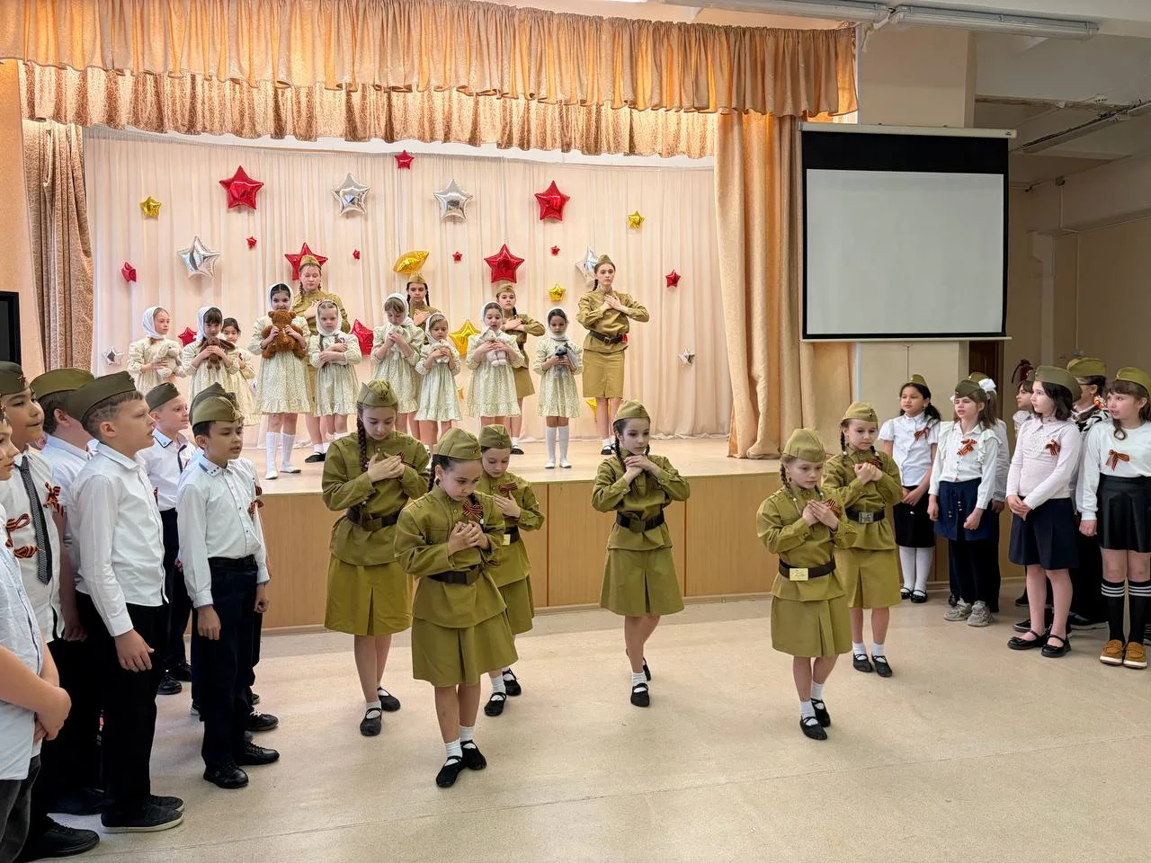 Сегодня в нашем Центре образования №33 пос.им. Воровского царила особая атмосфера. На сцене — дети в