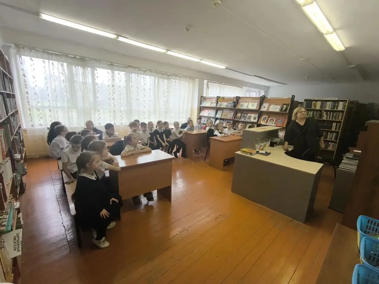 📚Сегодня ученики 1 «А» класса отправились на экскурсию в школьную библиотеку.   Библиотекарь Елена Н