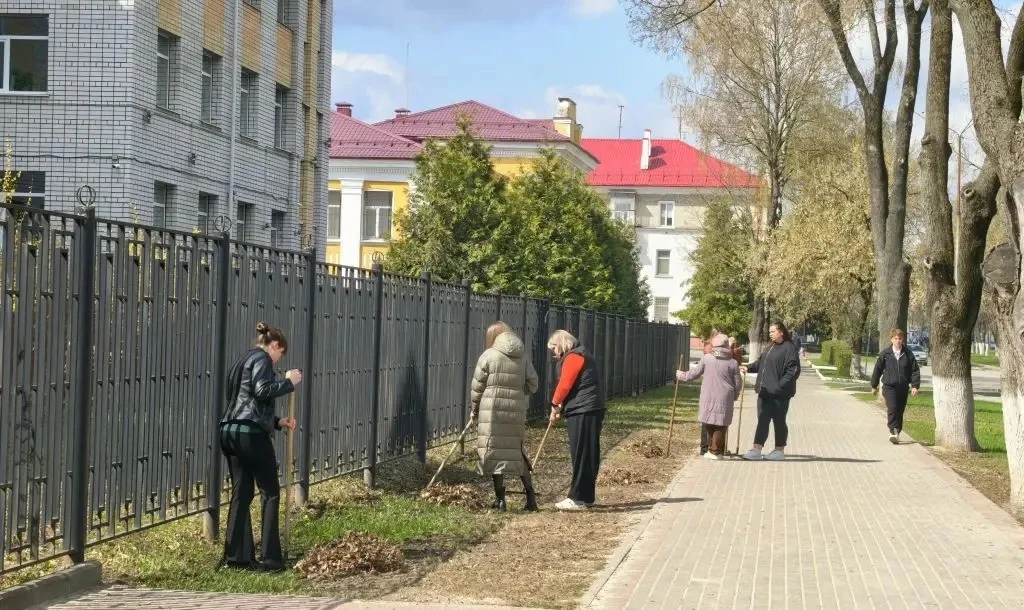 Экологический десант у памятника Трём Героям:  чистота там, где помнят  В рамках экологического меся