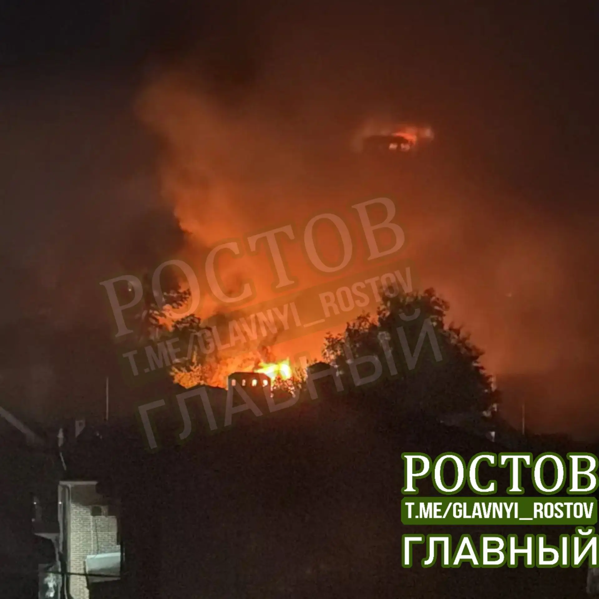 🔥 Несколько домов сгорели на Червонной в Нахичевани, сообщают очевидцы. На место ЧП пр...