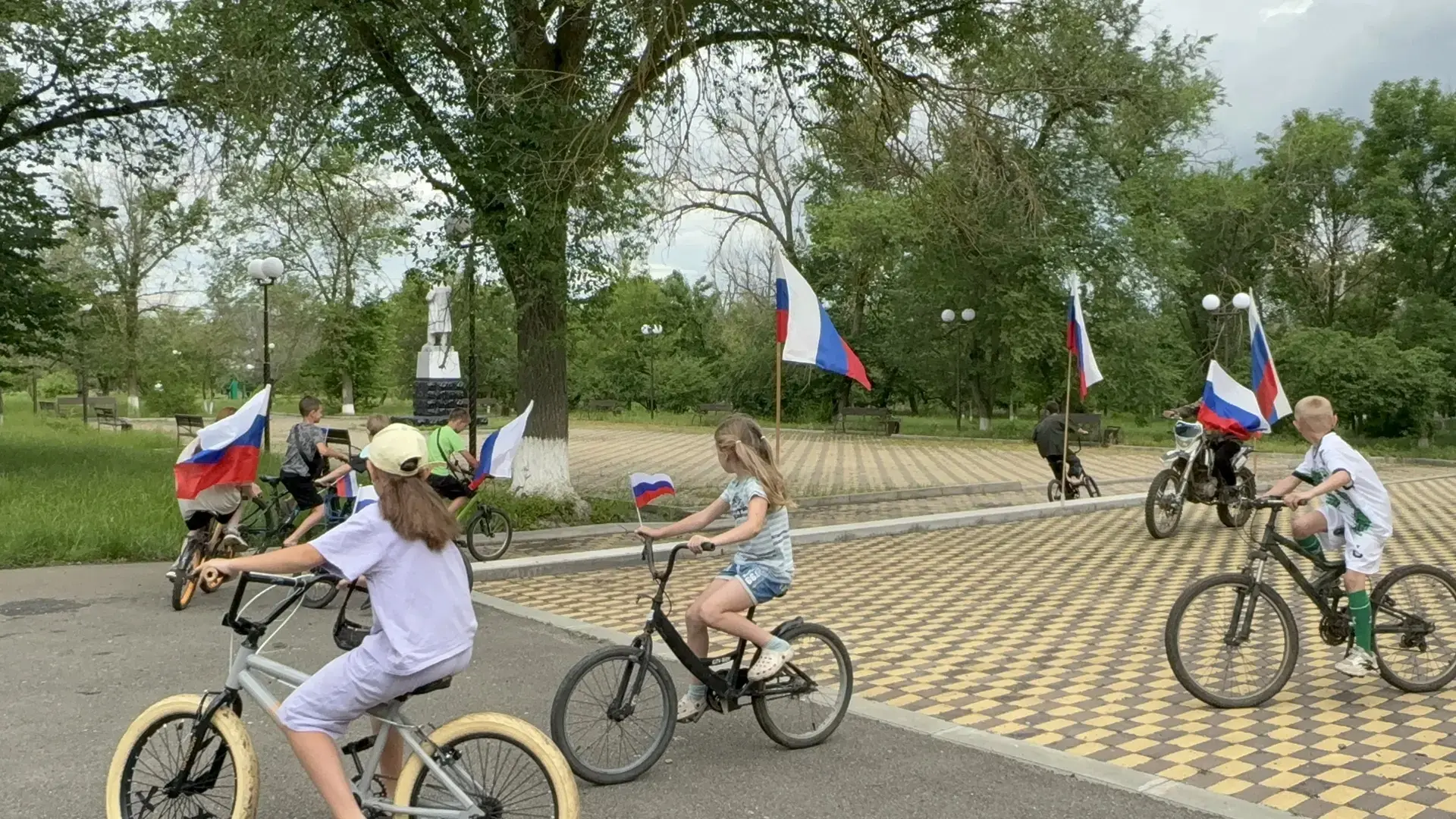 Стало традицией в День  Государственного флага РФ 🇷🇺 устраивать велопробег "Вместе по...