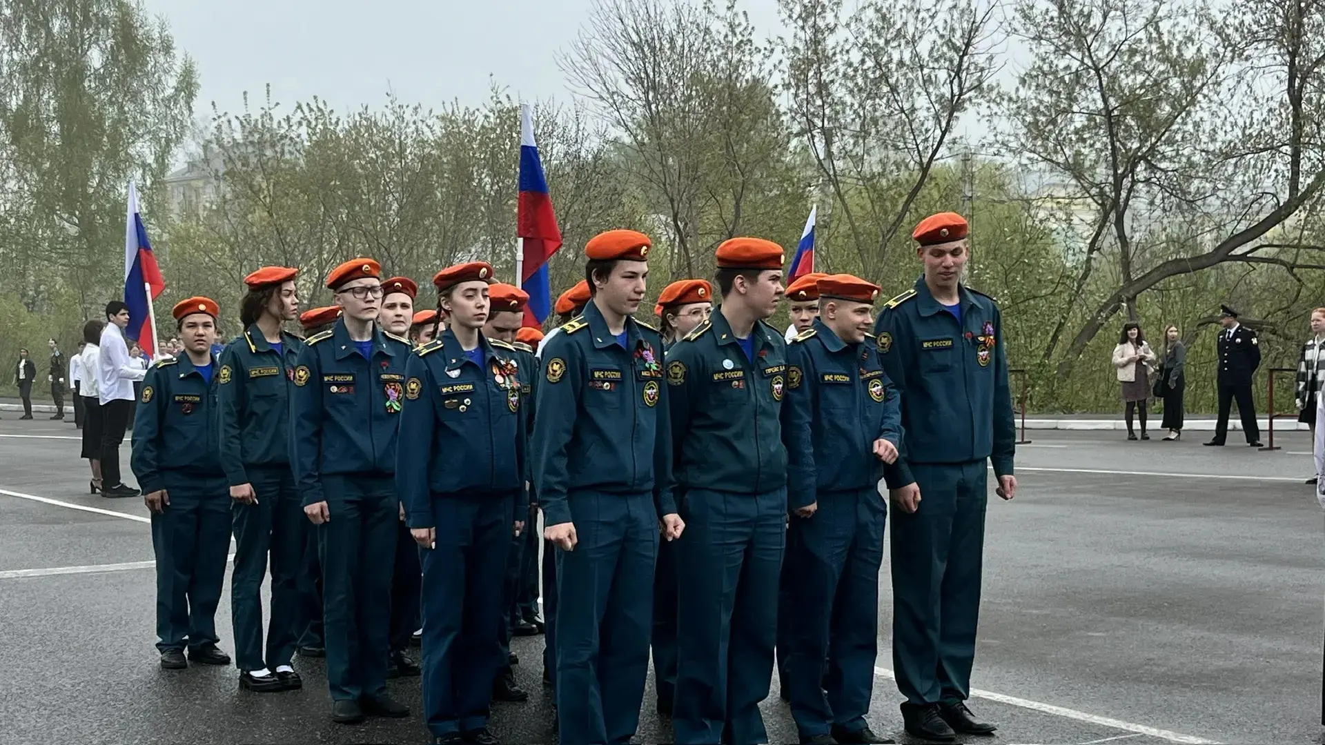 🎗️ Сегодня, 9 мая, наши педагоги и ребята вышли на улицы города вместе с «Бессмертным полком». 🕯️ В 
