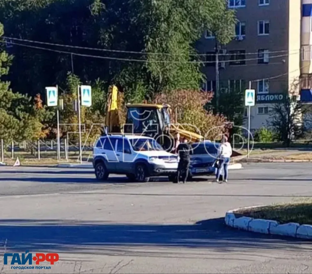 ДТП в Гае: на перекрёстке столкнулись два автомобиля