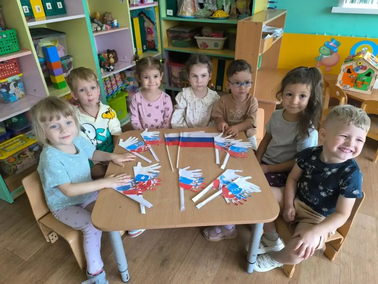 Белый, синий, красный — день самый прекрасный!