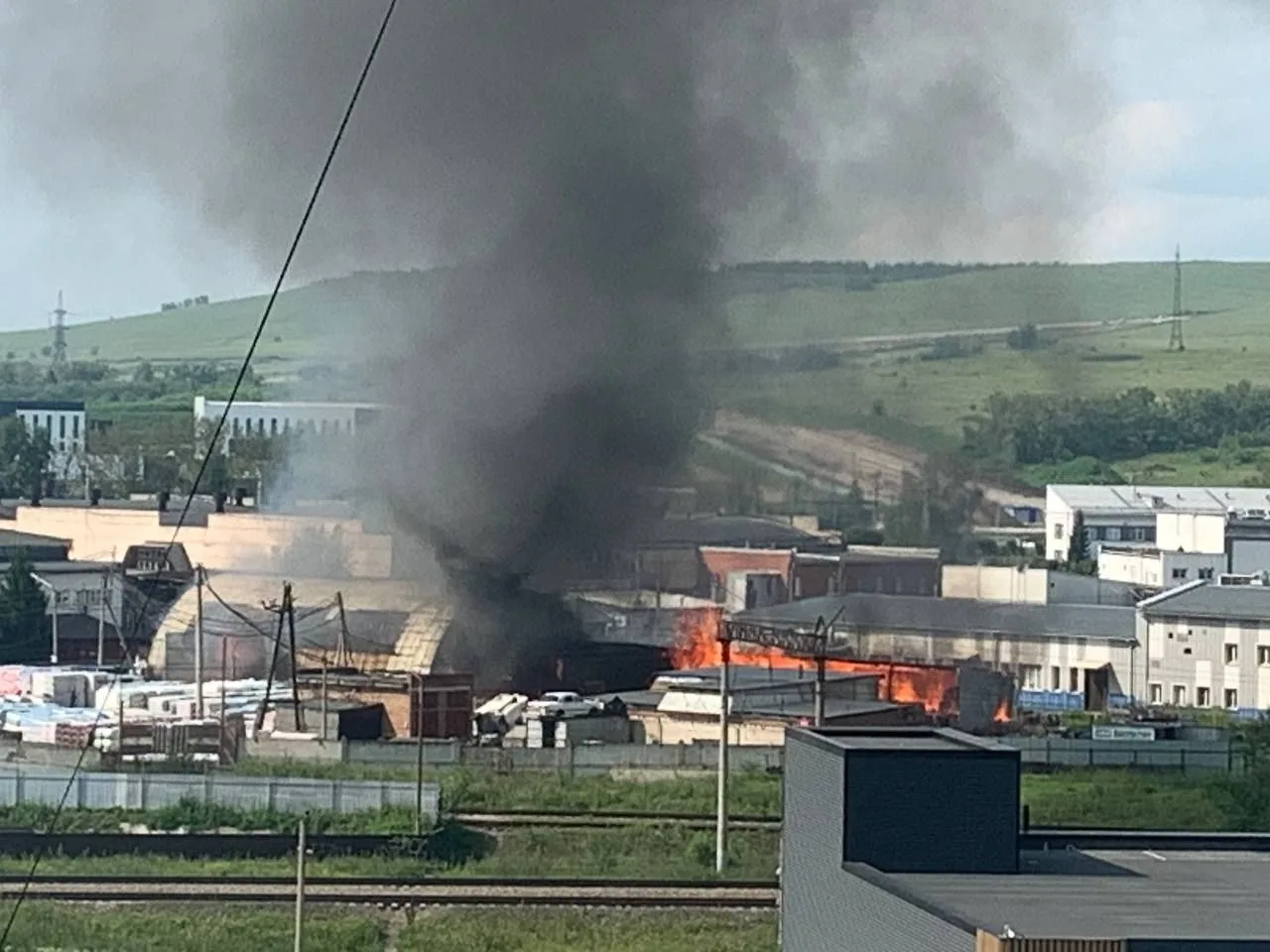 Крупный пожар в Красноярске — столб дыма видно из разных районов