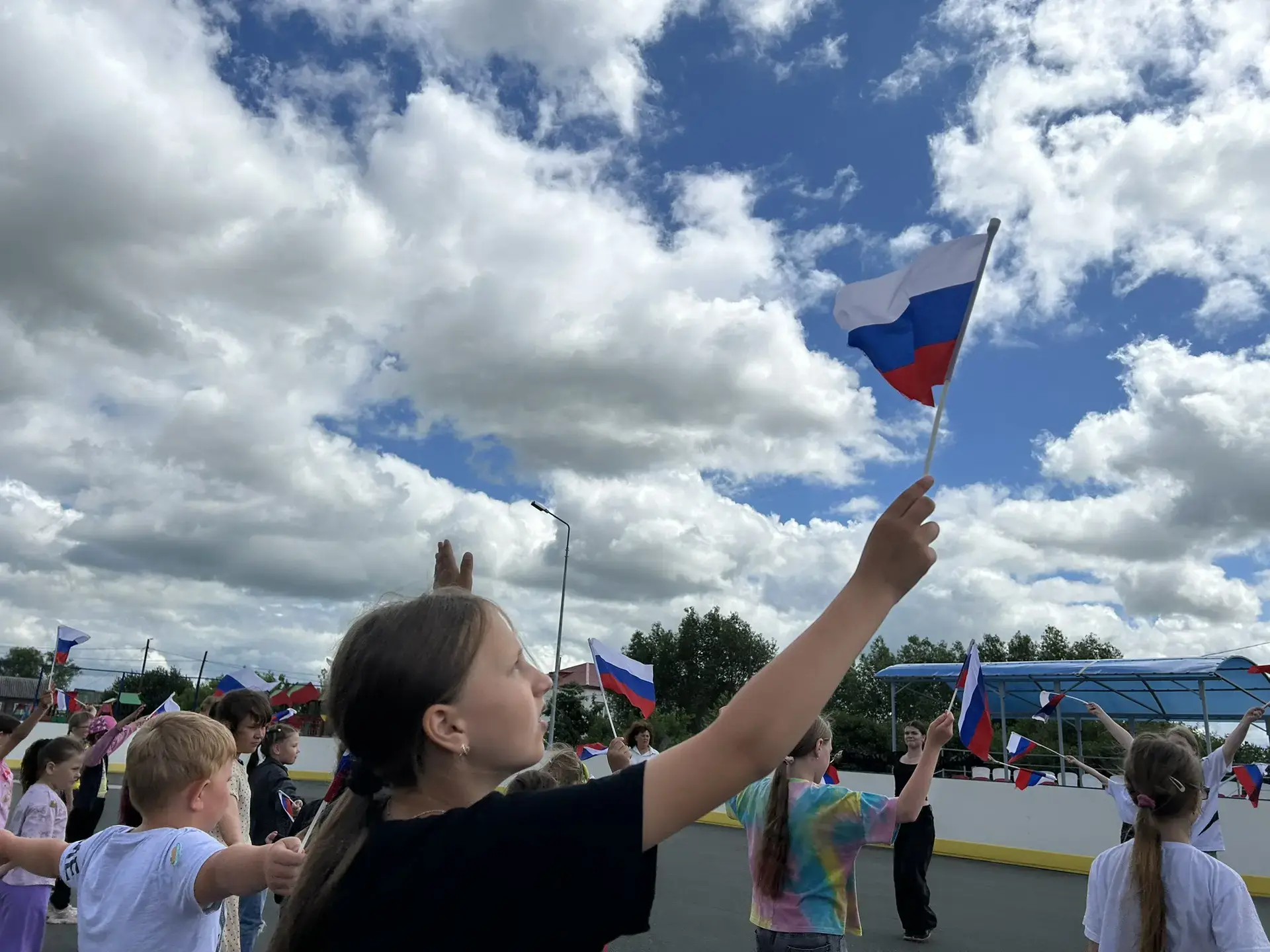 В ритме России: Зажигательный флешмоб в "Радуге"! 🇷🇺

Сегодняшний день в лагере "Радуга" был напол