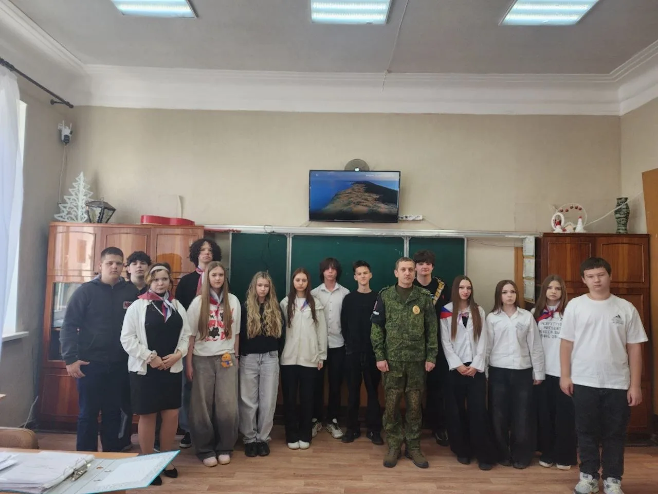 Сегодня для обучающихся 8 класса представители военной полиции провели урок мужества.