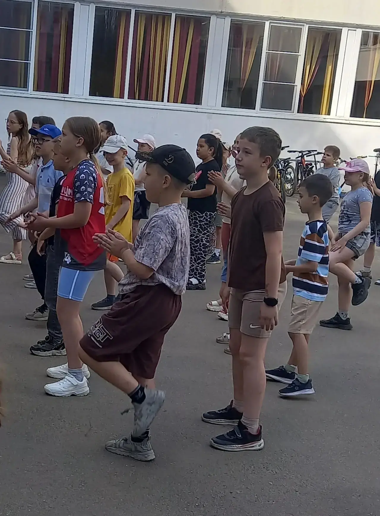 Каждое утро в пришкольном лагере «Лидер» начинается с важного ритуала - весёлой зарядки...