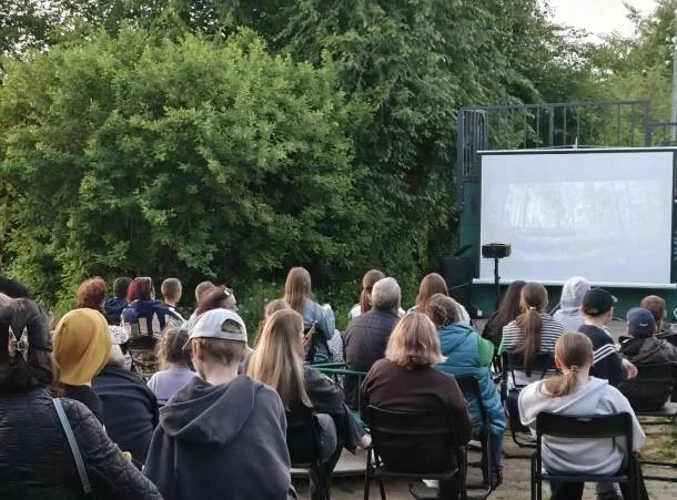 Кинотеатры во дворах под открытым небом продолжаются в Иркутске! 

Посмотрим, какие фильмы ждут нас 