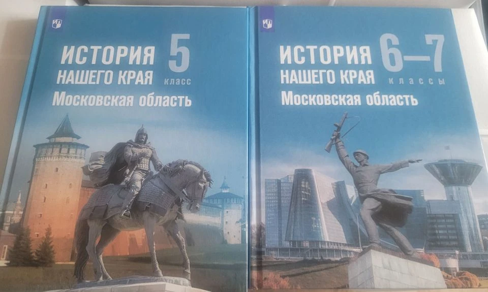Продолжают поступать новые учебники в школьную библиотеку. Сегодня получили учебники «И...
