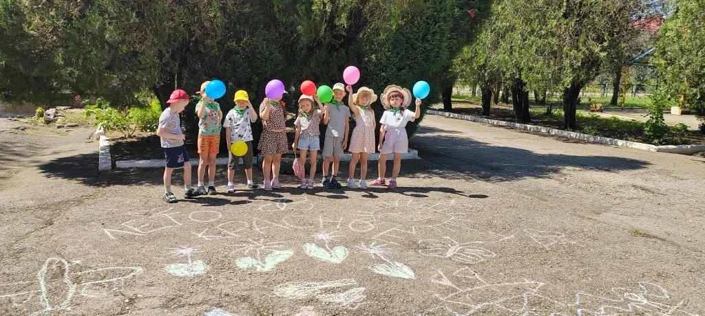 🥳 Яркий день в «Колобке»: рисунки на асфальте и мыльные пузыри!