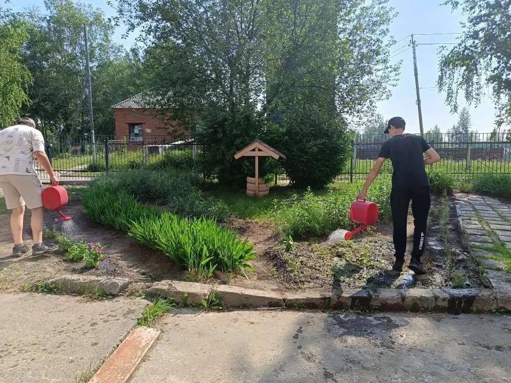 Первый день в лагере труда и отдыха выдался насыщенным☀️

Утро началось с торжественной линейки: вын