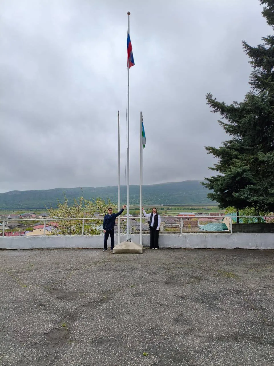 ⭐ В школе прошла традиционная церемония поднятия флагов РФ и КБР под гимны страны и рес...