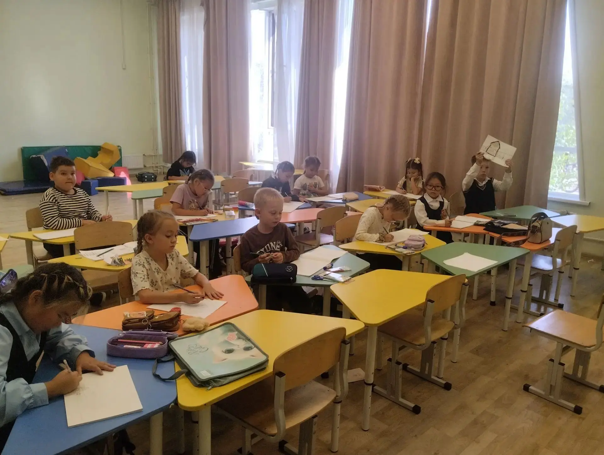 В школе №8 Улан-Удэ на базе сетевого партнёрства с Домом творчества работает студия рис...