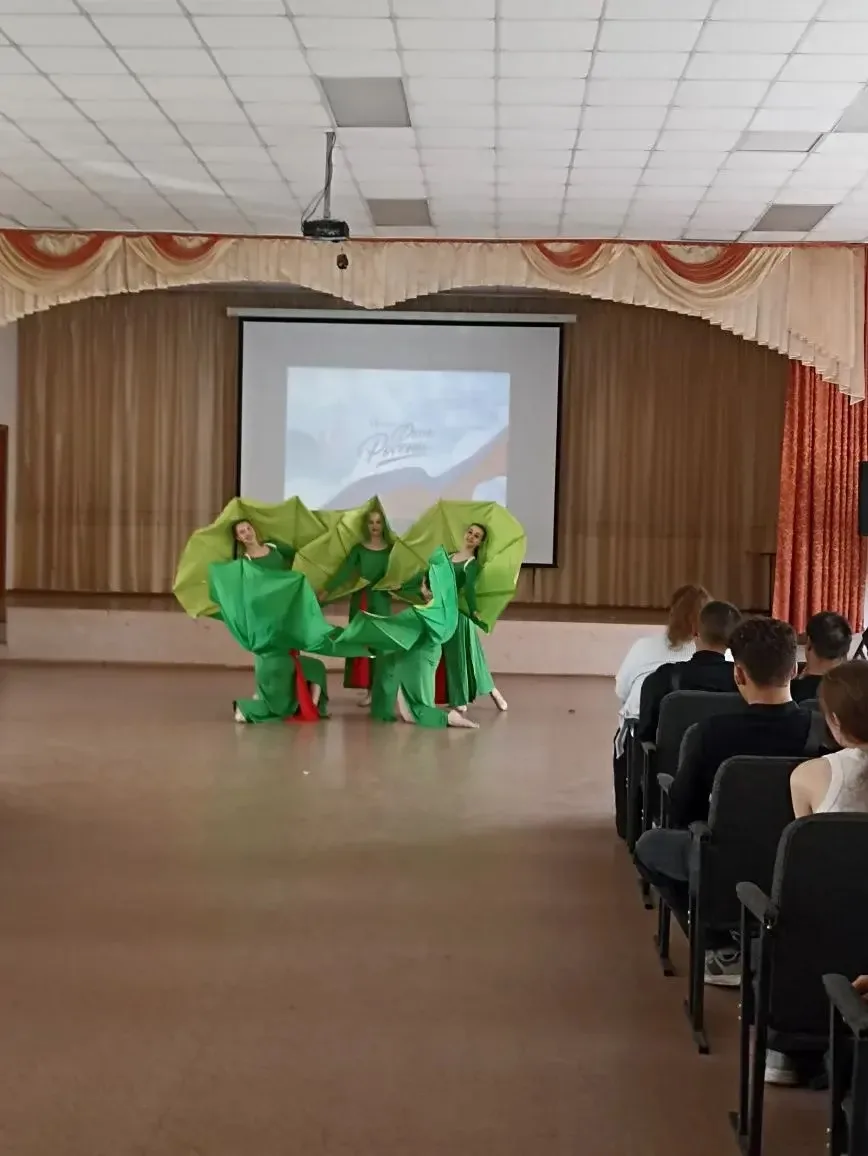 Накануне Дня России 11 июня, творческий коллектив Городского Дома Культуры "Железнодорожник" подарил