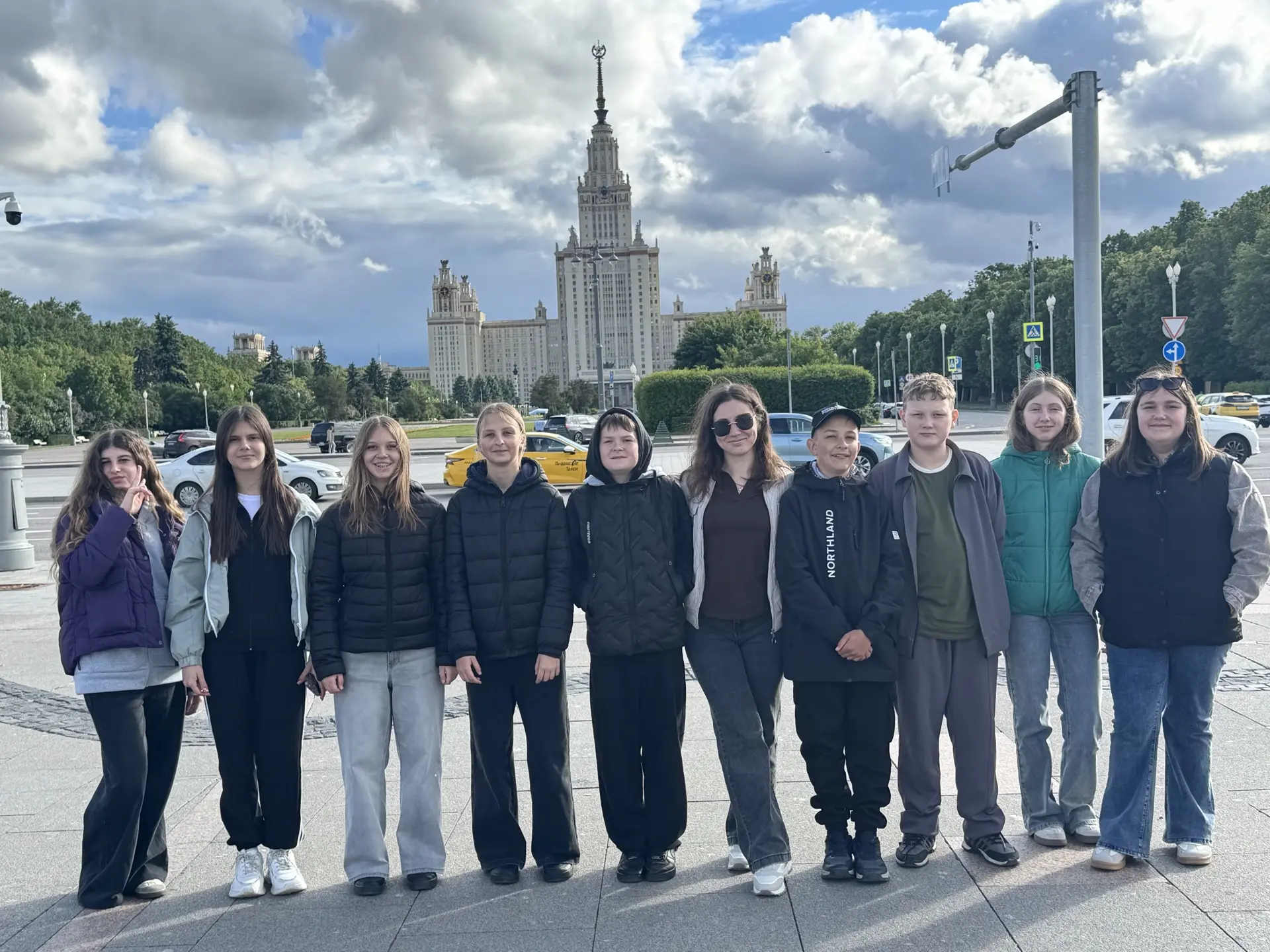 Летние каникулы у 5б и 6г классов начались с поездки в Москву.