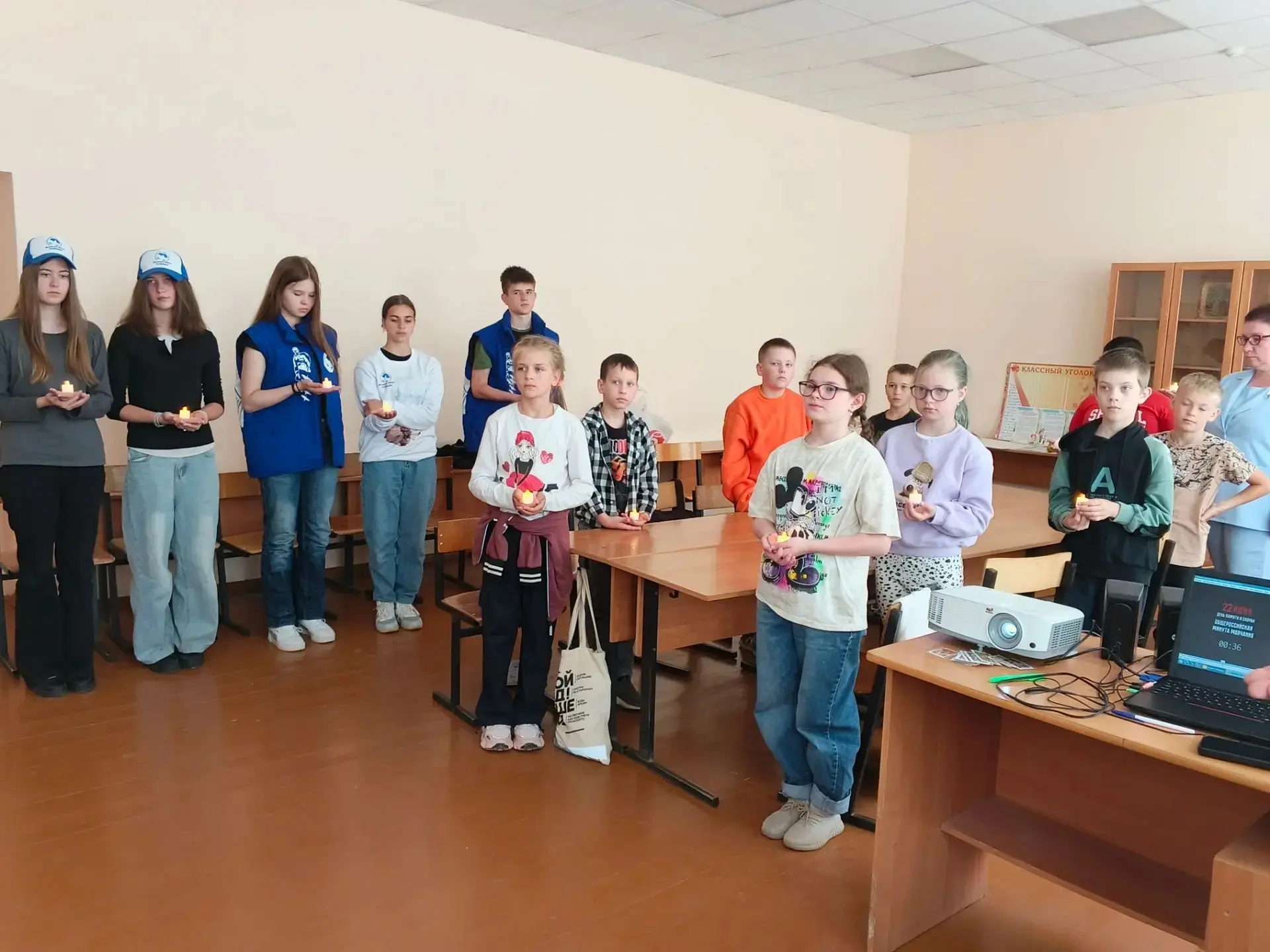 🎗️ В нашей школе прошел "День памяти и скорби", организованный участниками школьного волонтерского 