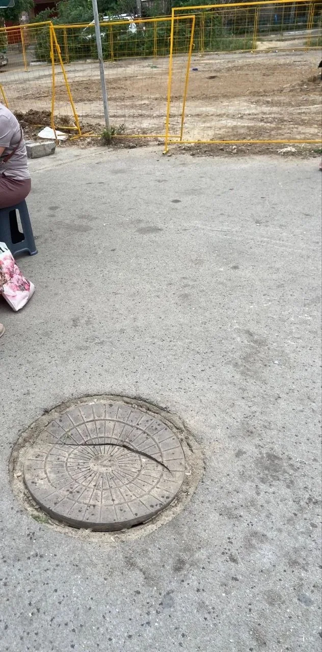 На Намыве, напротив «Пятёрочки», перекрыта дорога из-за ремонта сточной канализации.