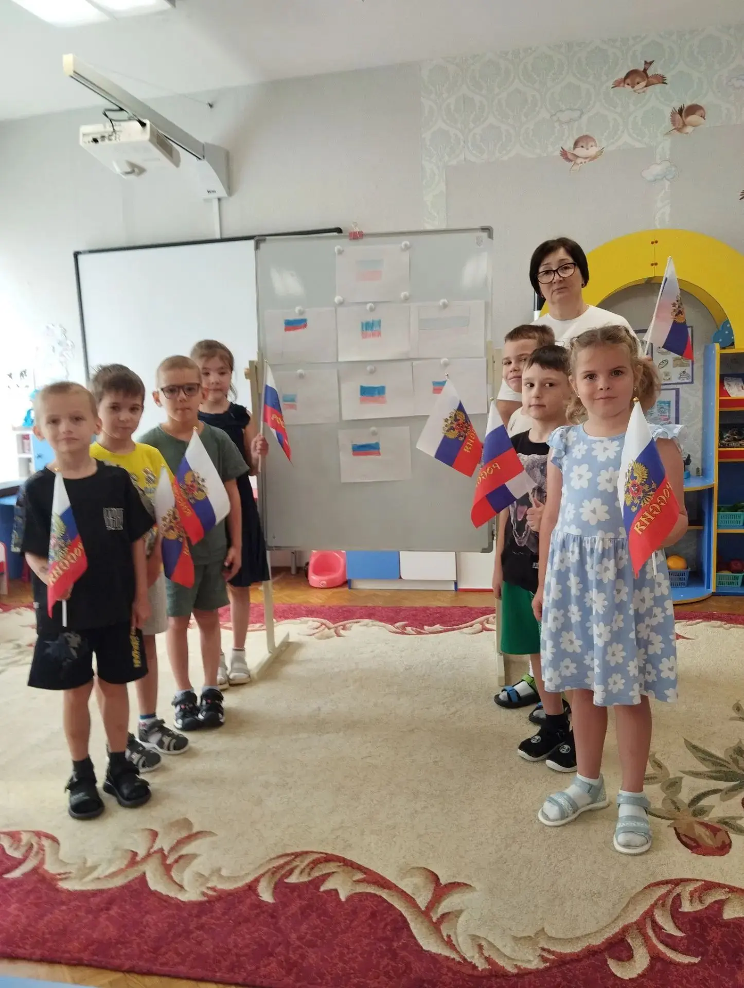 Ко Дню флага России в старшей группе прошла беседа