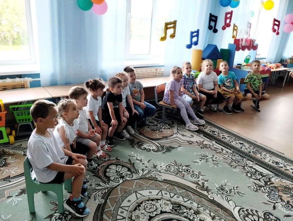 Сегодня в нашем детском саду прошло совместное спортивное мероприятие  "Весёлые  старты" с участием 