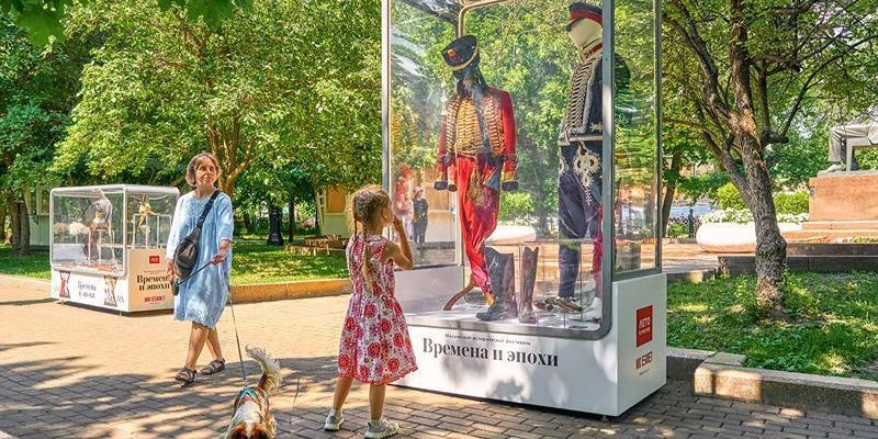 🎭 На Чистопрудном и Страстном бульварах открылась бесплатная выставка исторических кос...