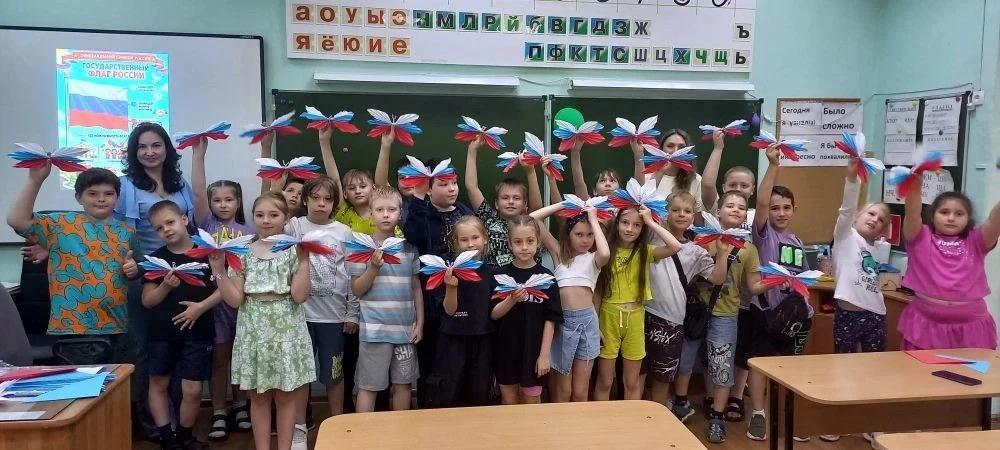 🇷🇺 Наши цвета — наша гордость! 🦋

В пришкольном лагере «Радуга» было особенно празднично и творче