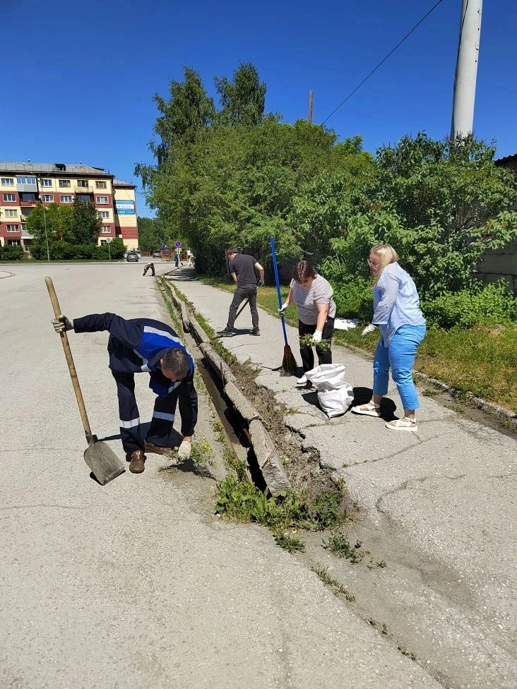 🟠Сотрудники ПАО «ЧМК» провели традиционный субботник на территории предприятия.
Были приведены в по