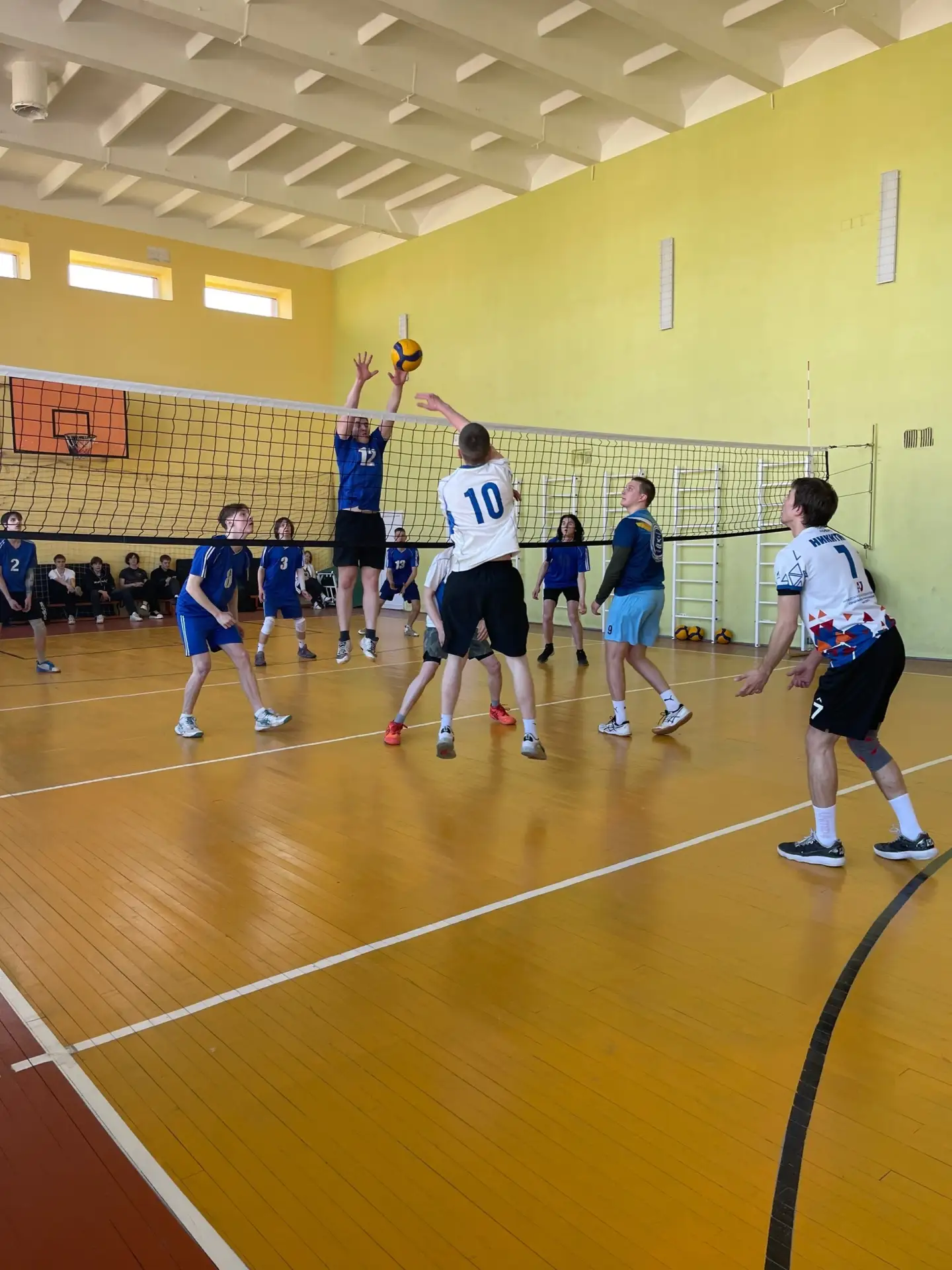 Прошли соревнования по волейболу 🏐🏆 В апреле прошли масштабные соревнования по волейболу среди юноше
