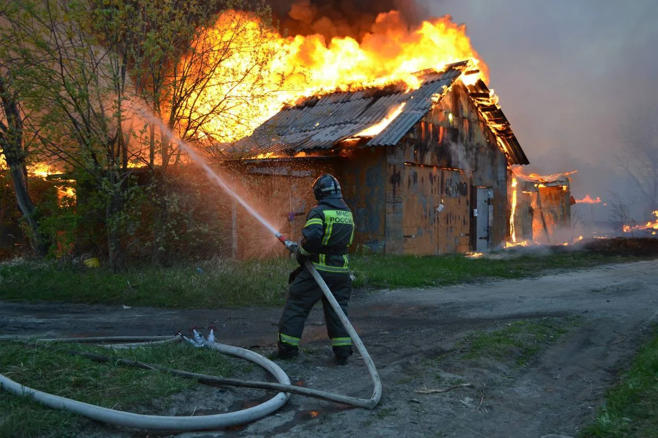 🔥 Сильный пожар произошел сегодня в Мирном.  В гаражной зоне на улице Советской произошёл сильный по