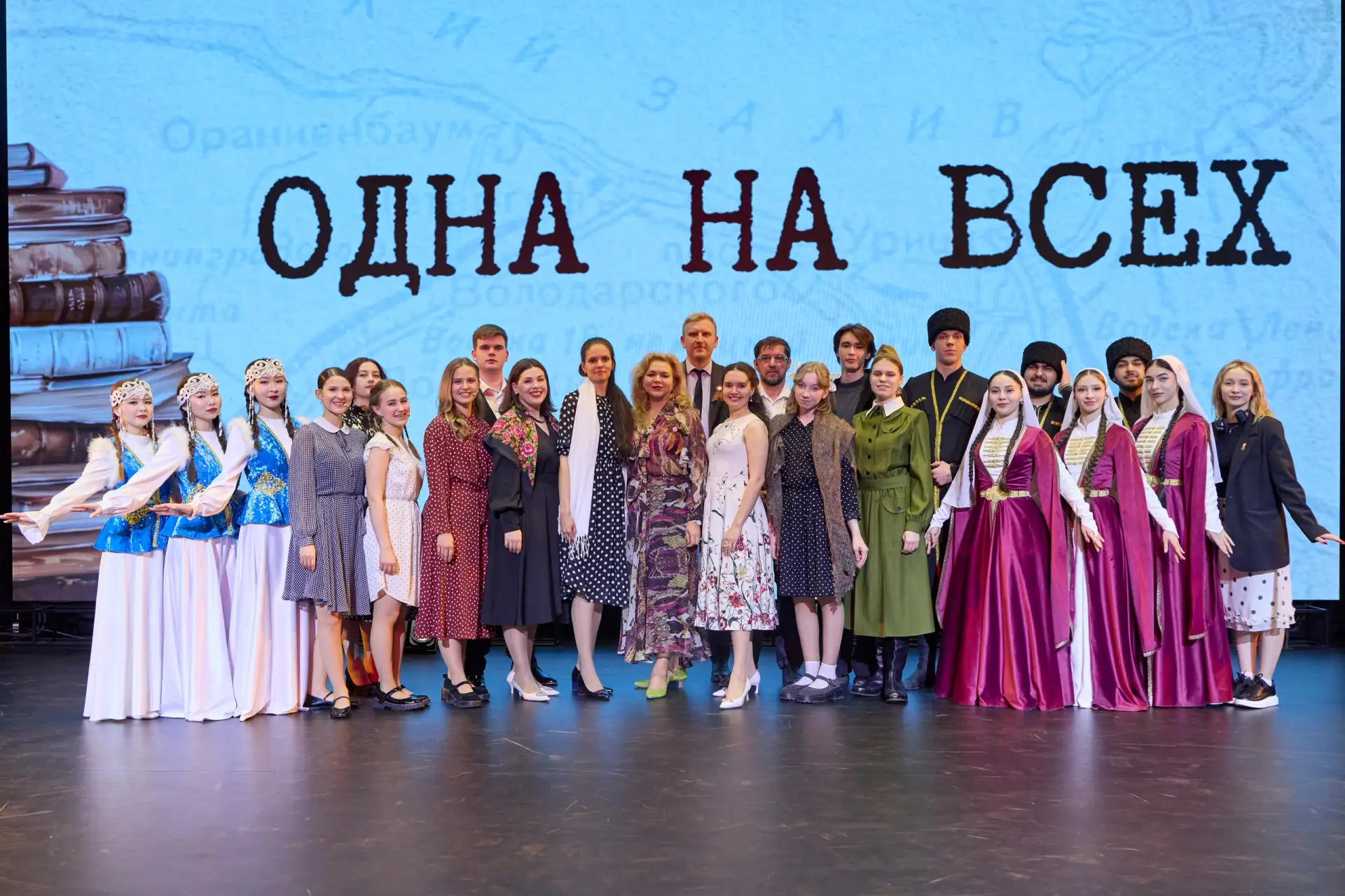 ☝ Готовя статью в газету, группа современных школьников «приоткрывает занавес истории» ...