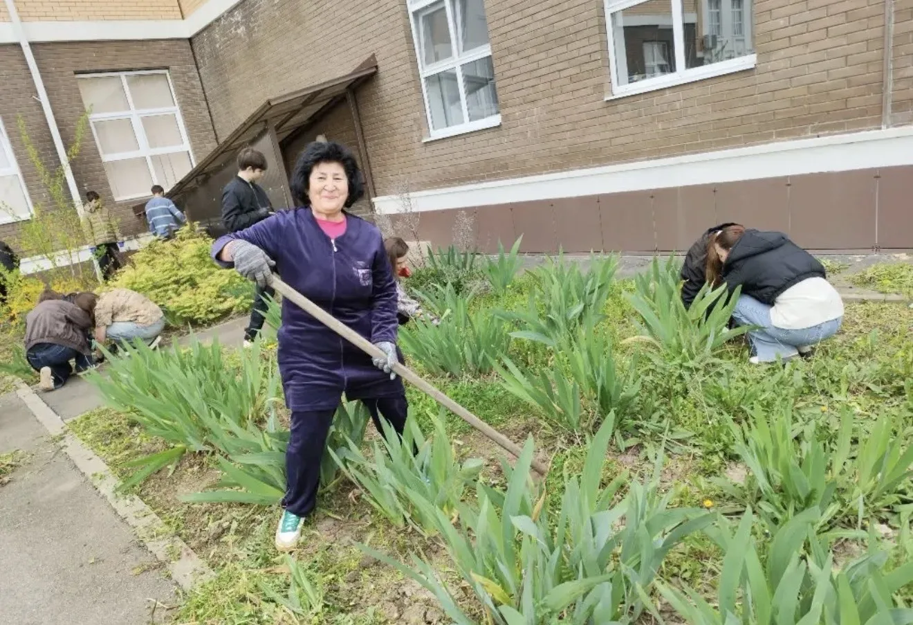 18 апреля прошёл субботник в нашей школе. Вместе делаем мир вокруг лучше! Учащиеся и учителя объедин