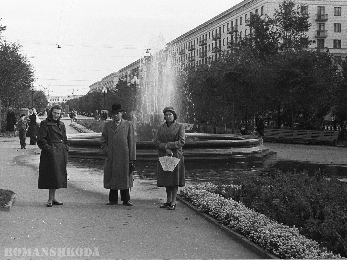 Нашёл фото в семейном архиве на фоне того фонтана, который напротив здания Центробанка ...