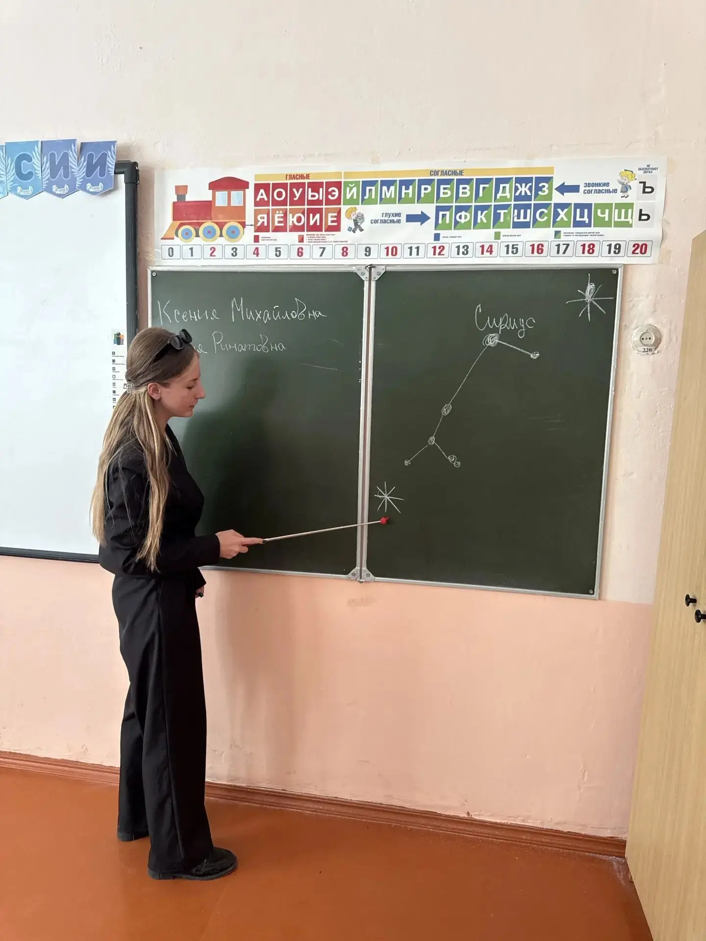 В День учителя💐 в нашей школе прошла добрая акция: ученики 7Б класса попробовали себя ...