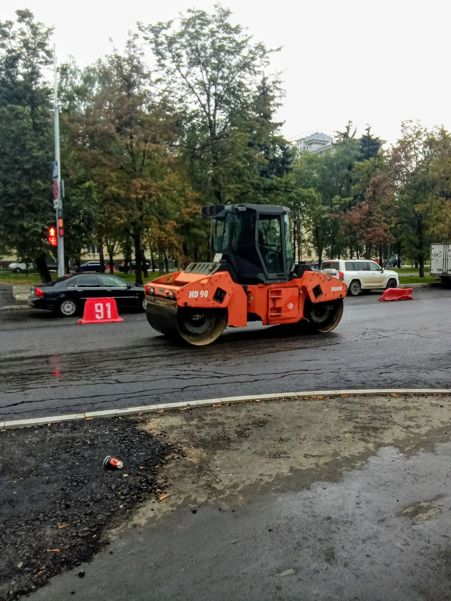 🚧 На улице Дмитрия Ульянова укладывают финишный слой асфальта
