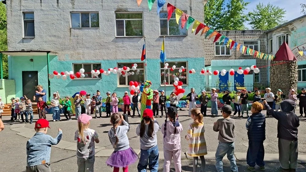 🚀 Мамочки и папочки, это просто восторг!

Сегодня в нашем детском саду гремел праздник в честь 1 ию