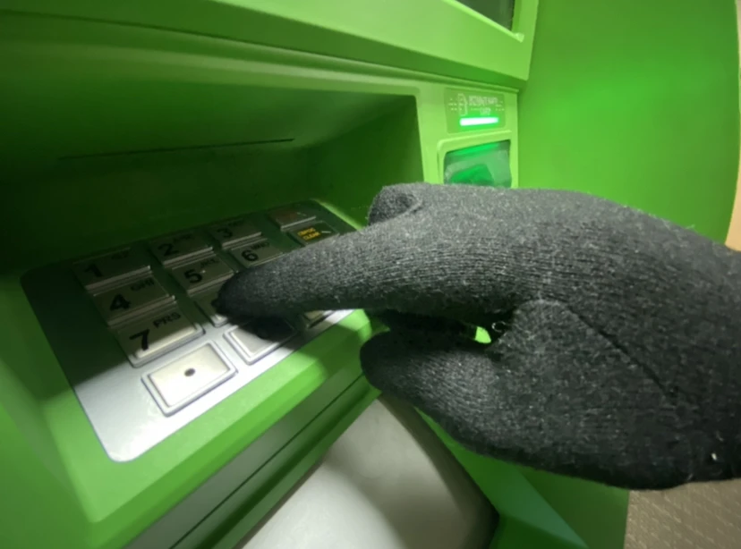 Медсестра из Смоленска перевела аферистам 1,3 миллиона рублей