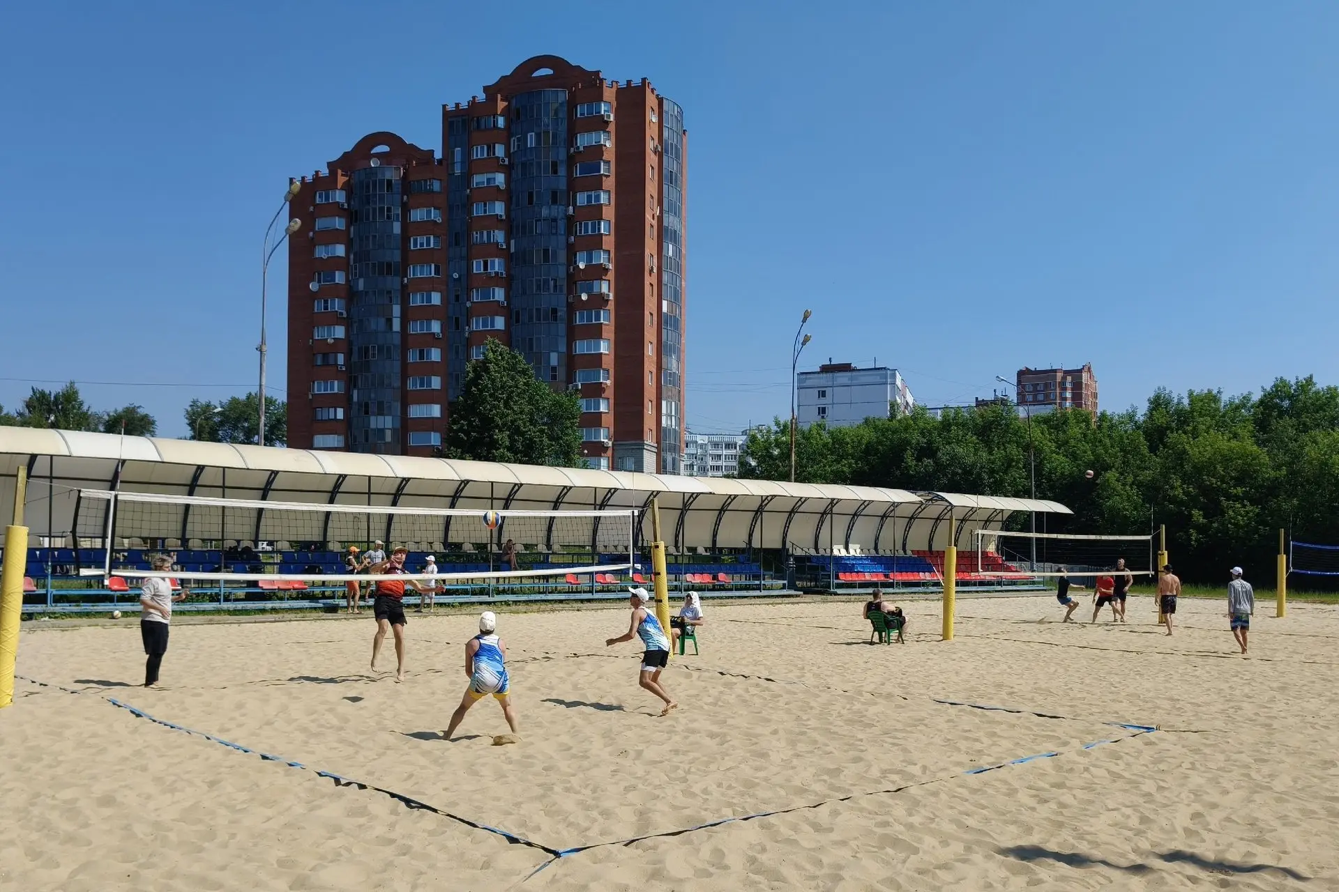 Турнир по пляжному волейболу пошел в Мытищах

🏖️ На стадионе пляжных видов спорта в парке Мира сост