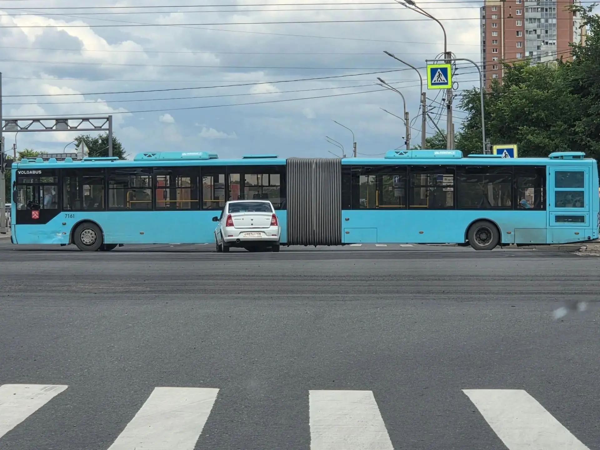 На перекрёстке Бухарестской и Дунайского Рено не пропустил автобус... Как можно не заме...
