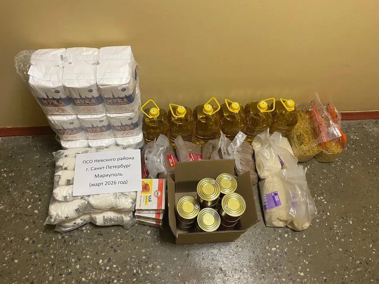 С начала года спасатели Санкт-Петербурга передали 1,8 тонны гуманитарной помощи   Сотрудники подведо