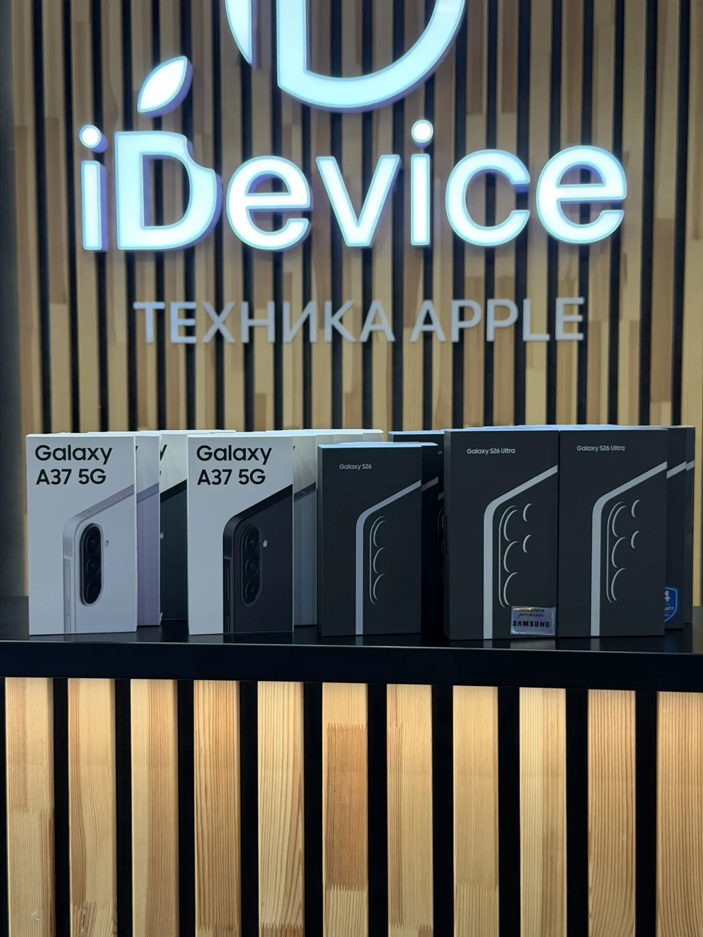 Отличные новости🔥

На полках нашего магазина теперь помимо iPhone можно найти и смартфоны от компан