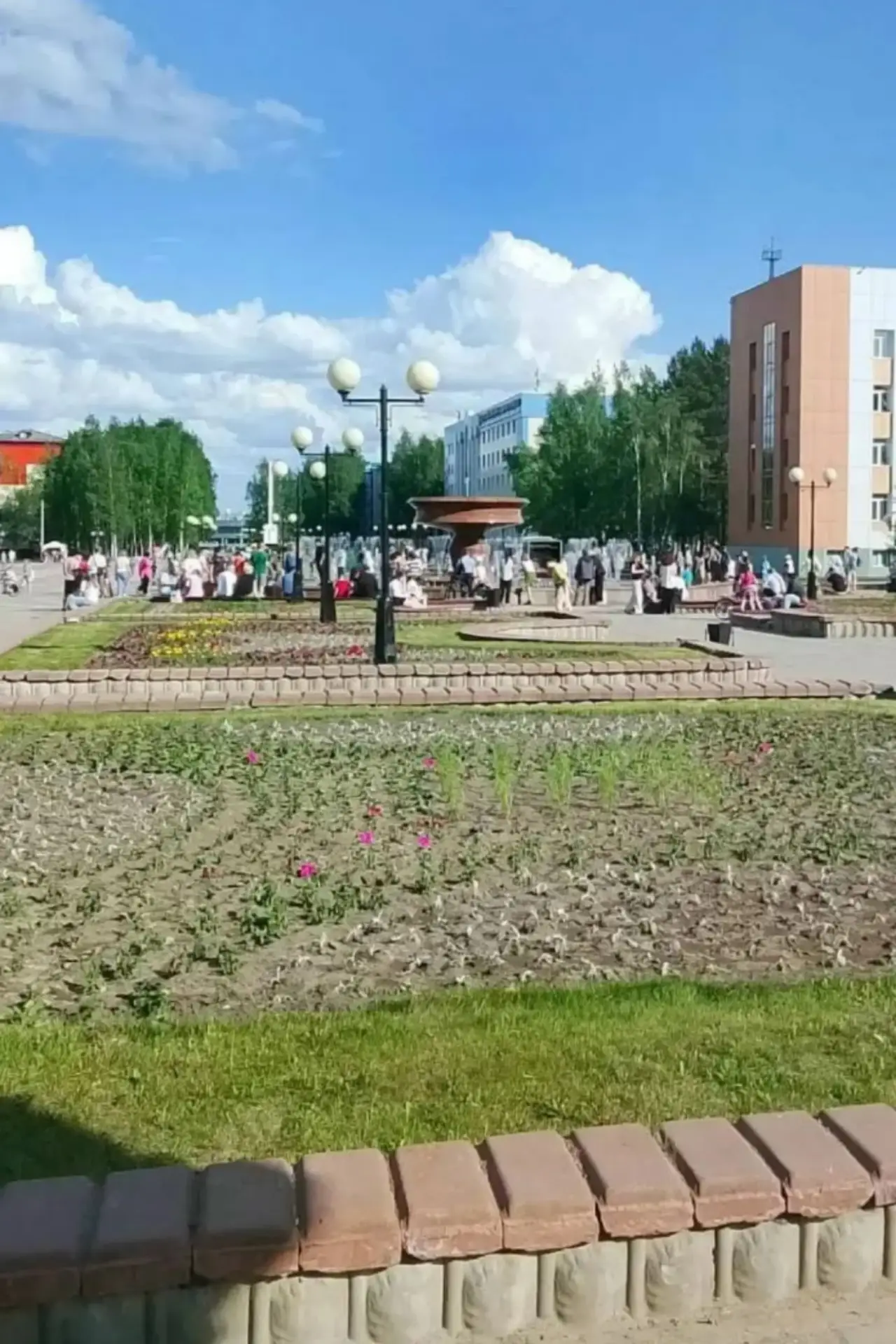 Как же город ждал окончание ремонта фонтана. Вы посмотрите сколько людей собирается сейчас в центре,