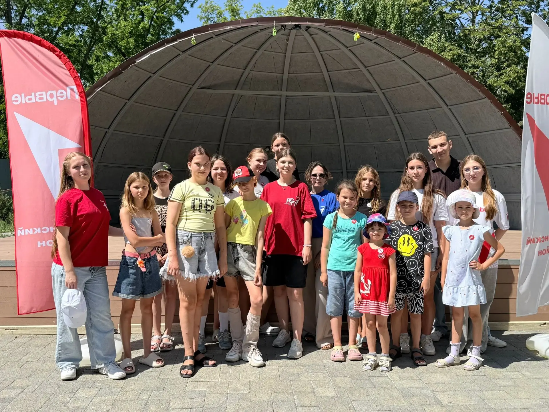 🌞Летом дворовые площадки становятся местом встречи друзей. Именно здесь дети знакомятся, учатся раб
