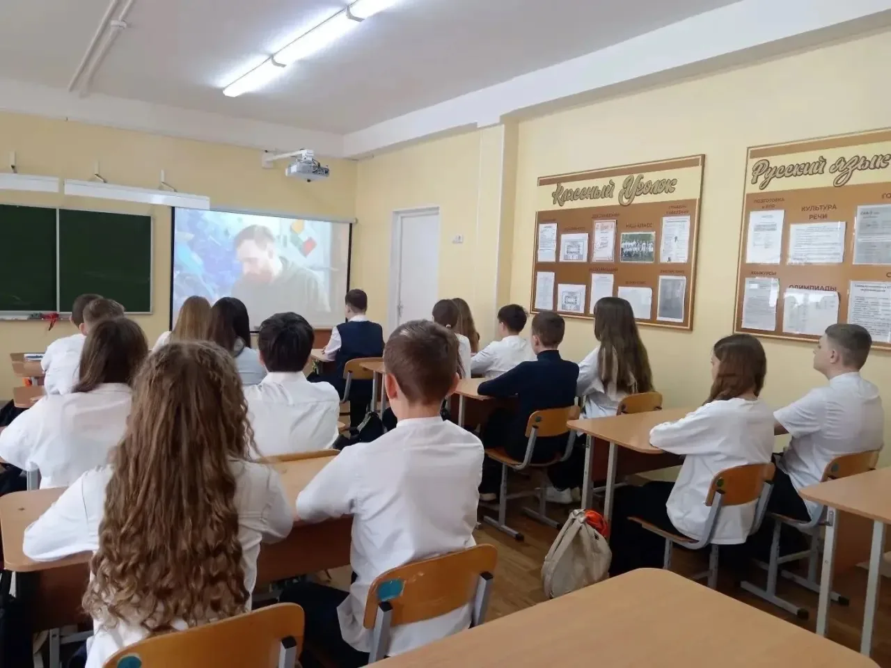 С чего начинается неделя в нашей школе? 🇷🇺  Каждый понедельник в нашей школе - это торжественное и в