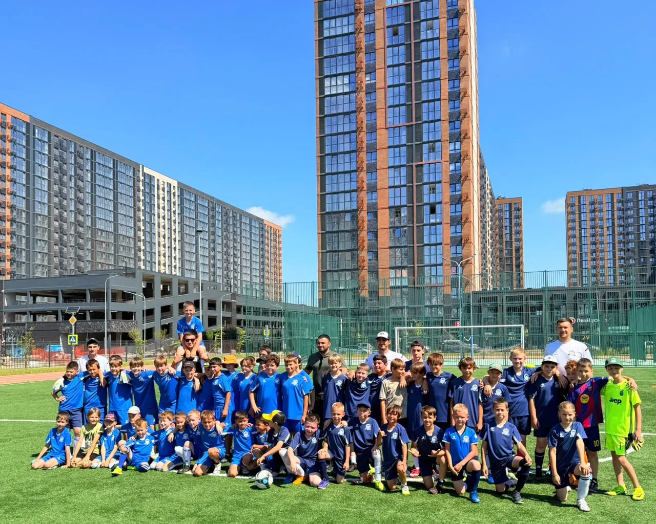 Празднуем День России вместе с семьями! 🇷🇺⚽️

Наша команда провела товарищеские игры среди филиало