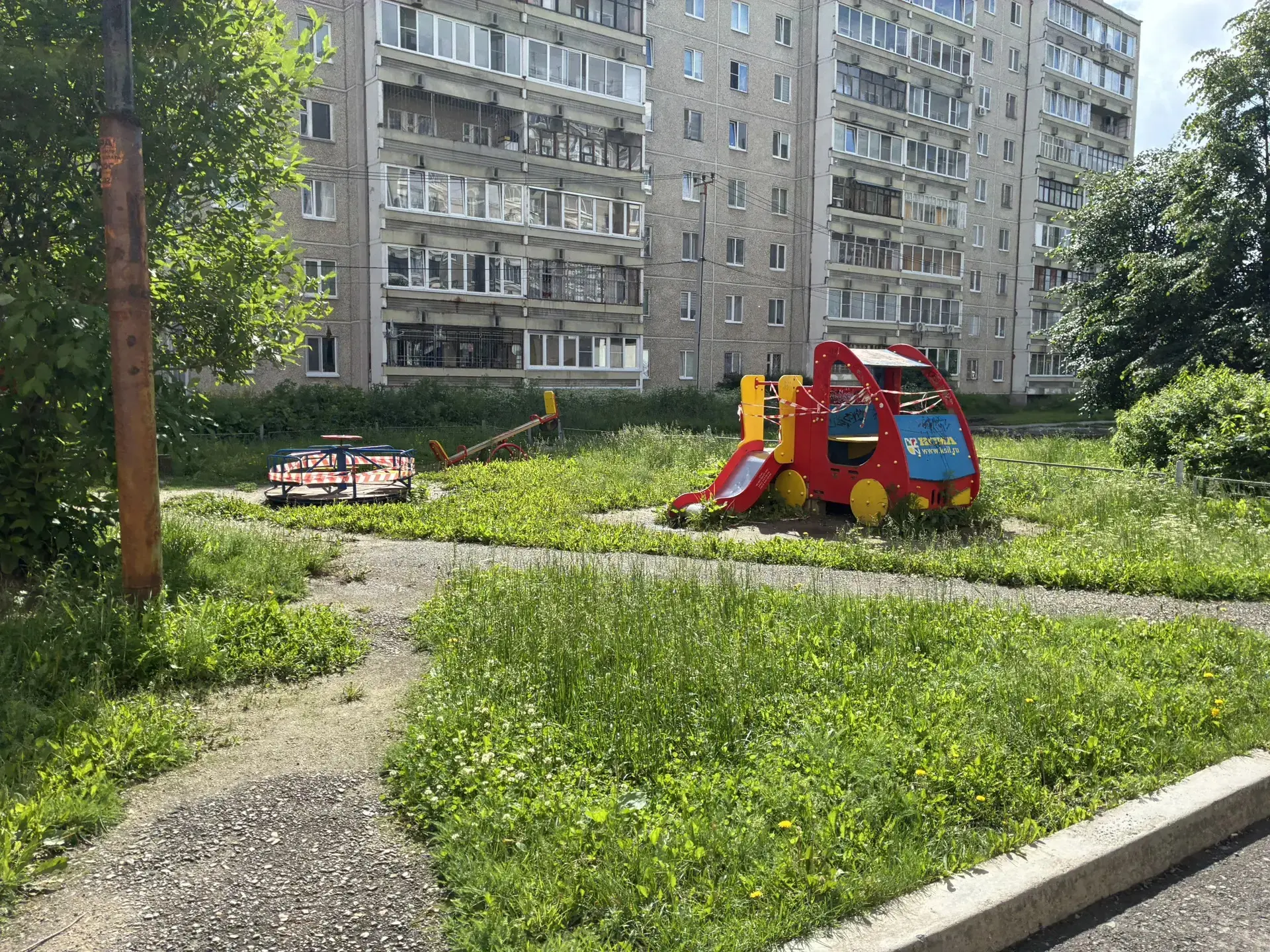Можно поинтересоваться, что происходит на площадке?..

Напротив дома Латвийская 49. Задается вопросо