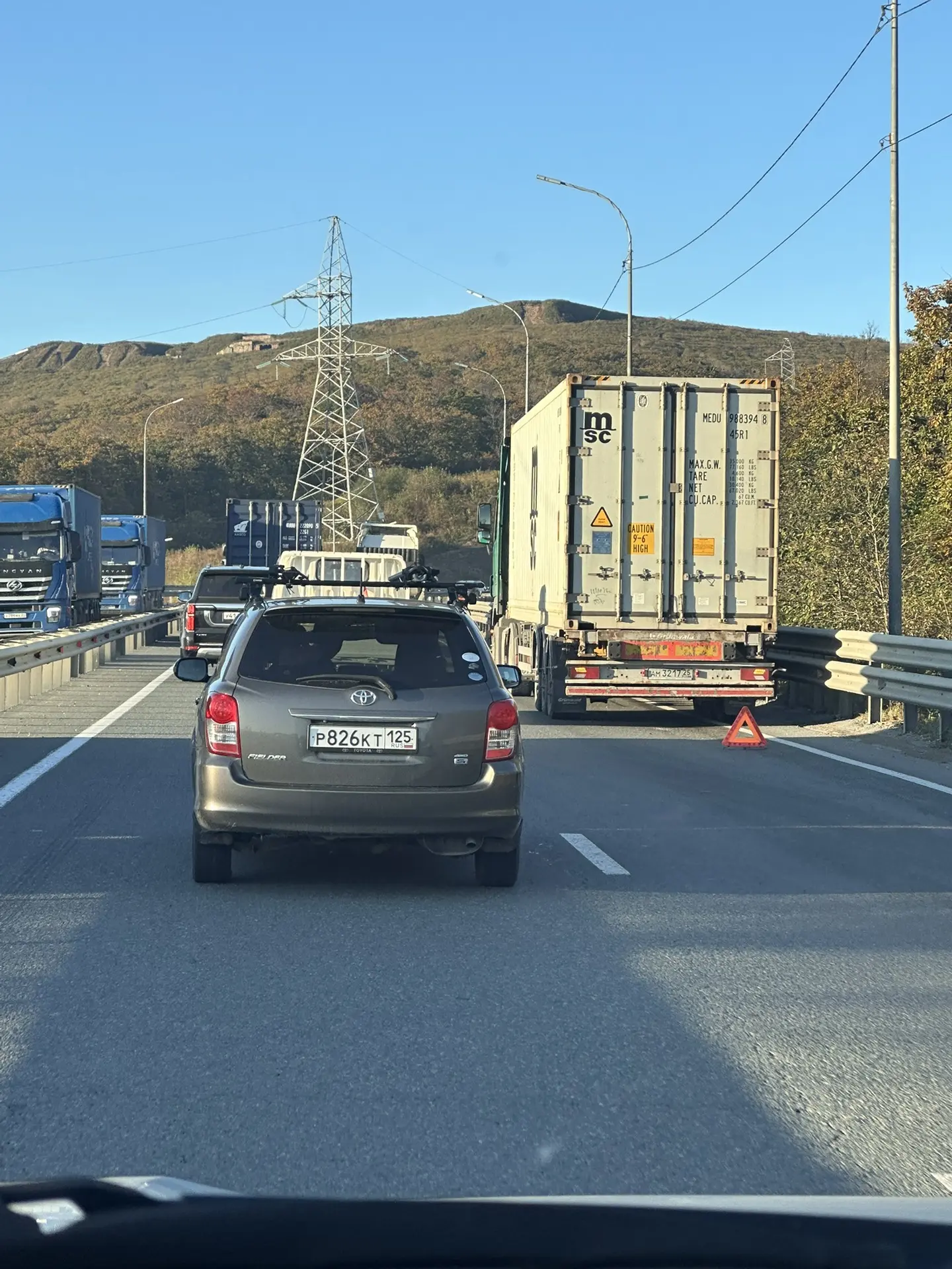 Две причины пробки на объездной от Фадеева до поворота на ДХП