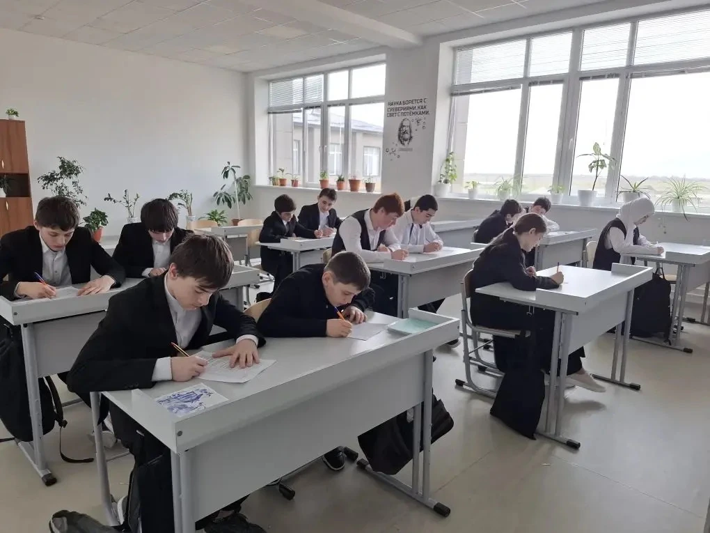 Тестирование подростков на склонность к девиантному поведению  Сегодня наша школа продолжила работу 